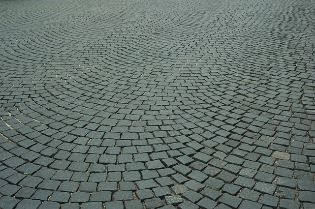 Kostka betonowa czy kamienna? Układanie kostki Warszawa – kostka brukowa betonowa